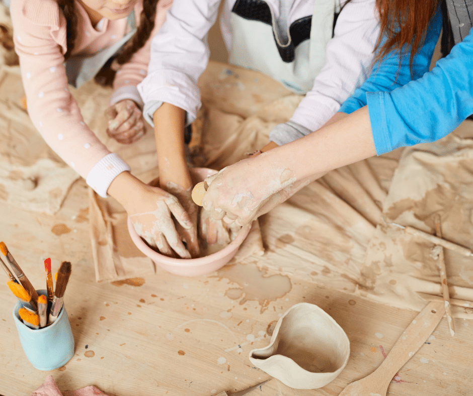 Des mains d'enfants qui font de la poterie